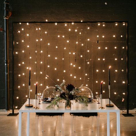 Wedding Table Twinkle Lights, Sweetheart Table Wedding Fairy Lights, Sweetheart Table Fairy Lights, Background For Sweetheart Table, Head Table Wedding Backdrop Lights, Curtain Lights Backdrop, Light Backdrop Wedding, Sweetheart Table Wedding Simple, Fairy Lights Backdrop