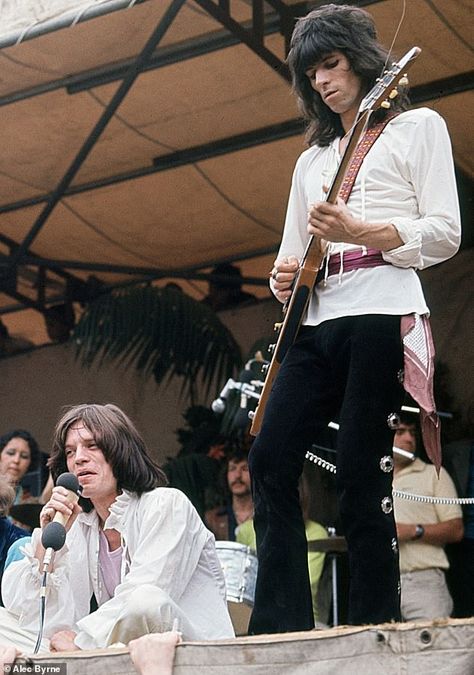 Keith Richards Guitars, Glimmer Twins, Rolling Stones Keith Richards, Mick Jagger Rolling Stones, Rolling Stones Concert, Gibson Flying V, Rolling Stones Band, Rollin Stones, 60s Rock