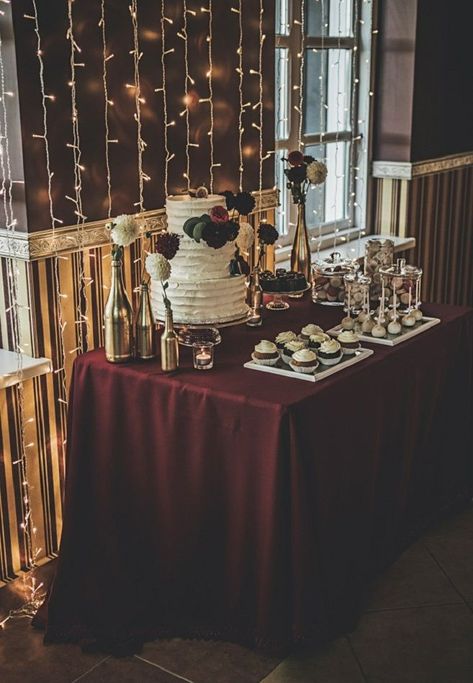 Burgundy table cloth on wedding cake table - Burgundy wedding ideas Burgundy Wedding Ideas, Theme Wedding Ideas, Burgundy Wedding Theme, Burgundy Wedding Cake, Outdoor Winter Wedding, Wedding Candles Table, Maroon Wedding, Winter Wedding Decorations, Wedding Cake Table