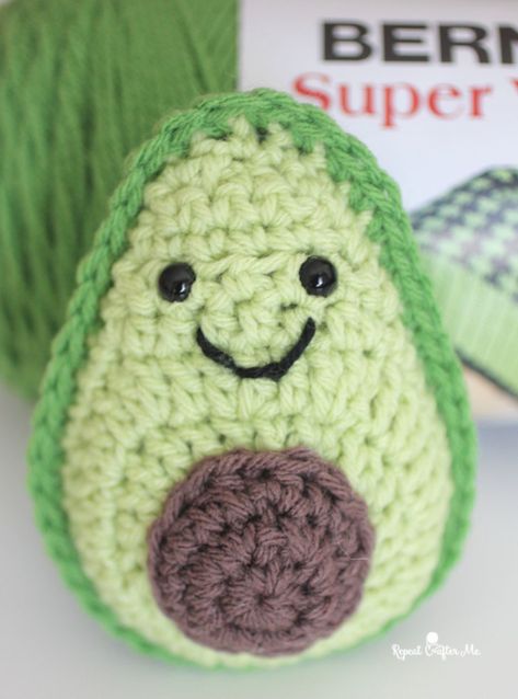 Aguacate a crochet - Repite Crafter Me Stuffed Fruit, Avocado Crochet, Crochet Avocado, Knitted Food, Bernat Super Value Yarn, Amigurumi Bee, Amigurumi Food, Spring Crochet, Repeat Crafter Me