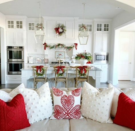 My Texas House, Country Cottages, Neutral Christmas Decor, Texas House, Christmas Bedding, Elegant Centerpieces, Christmas Living Rooms, White Christmas Decor, Christmas Bedroom