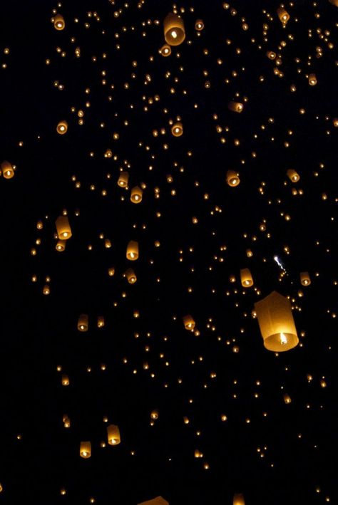 Sky Lanterns Photography, Lantern Aesthetic, Lantern Wallpaper, Wish Lanterns, Outfit Outdoor, Festival Aesthetic, Floating Lanterns, Sky Lanterns, Stars In The Sky