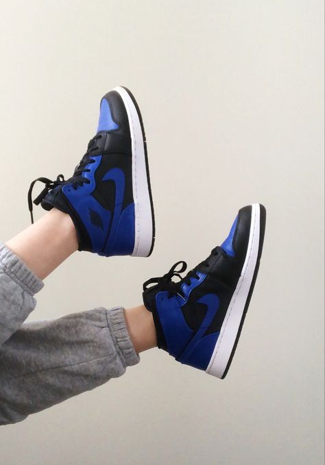 Bd Gift, Jordan Outfits Womens, Jordan 1 Mids, Jordan 1 Outfit Women, Jordan Mid, Nike Fashion Shoes, Jordan Shoes Girls, Jordan Outfits, Cute Nike Shoes