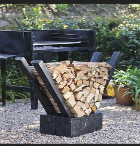 Outdoor Fire Pit Area, Outdoor Firewood Rack, Firewood Holder, Pool Backyard, Outdoor House, Fire Pit Area, Front Yard Landscaping Simple, Backyard Diy Projects, Front House Landscaping