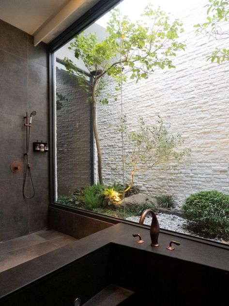 Spa In Casa, Japanese Bathroom Design, Sunken Tub, Home Spa Room, Japanese Bathroom, Indoor Outdoor Bathroom, Outdoor Bathroom Design, Garden Bathroom, Outdoor Bathrooms