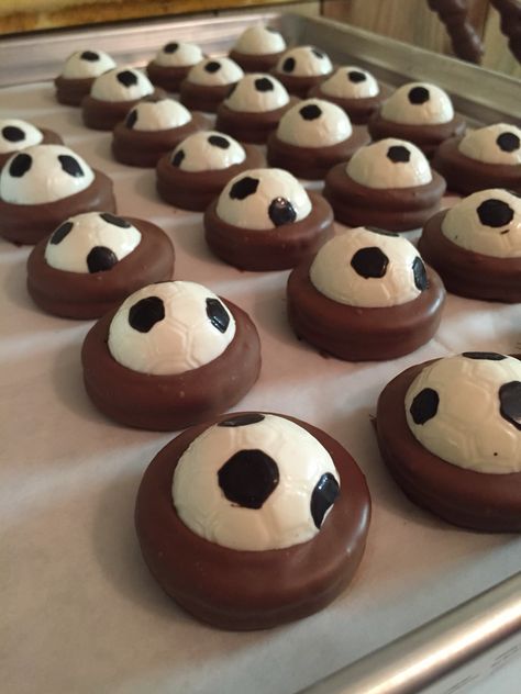 Chocolate Dipped Oreo Cookies with Soccer Balls on top... Pastel Futbol Soccer, Volleyball Cookies, Chocolate Dipped Oreo, Oreo Cookies Dipped, Lollipop Favors, Chocolate Chip Cookies Recipe, Oreo Pops, Candy Party Favors, Chocolate Covered Oreo