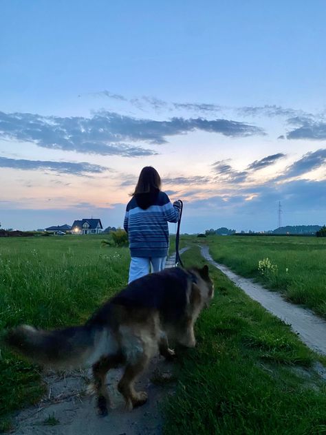 Picture With Dog Aesthetic, Working With Dogs Aesthetic, Dog Park Aesthetic, Walk With Dog Aesthetic, Dog Walker Aesthetic, Dog Walk Aesthetic, Dog Walking Aesthetic, Aesthetic Walking, Sunset Fashion