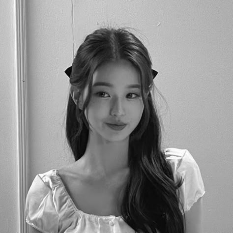 Won Young Aesthetic, Won Young Icons, Wonyoungism Black And White, Wonyoung Black And White, Won Young Ive, Wonyoung Black, Wonyoung Black And White Icon, Wonyoung Gray Icon, Won Young