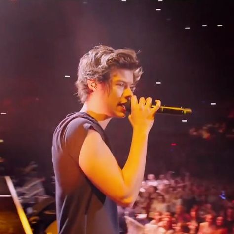 harrystyles on Instagram: “blessing your day with 19 yo harry styles singing teenage dirtbag @harrystyles . . . #onedirection #1d #directioner #harrystyles #harry…” Harry Styles Teenager, 1d Teenage Dirtbag, Teenage Harry Styles, Teenage Dirtbag One Direction, Harry Styles Teenage Dirtbag, Harry Styles Hs1 Era, One Direction Teenage Dirtbag, Teenage Dirtbag Photos, Dirtbag Photos