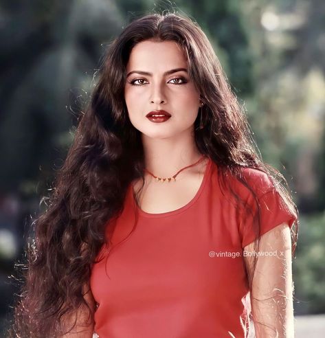 Rekha Aesthetic, Bollywood 90s, Bollywood Vintage, Rekha Ji, Rekha Actress, Jameela Jamil, Lakshmi Menon, Nostalgic Aesthetic, Retro Bollywood