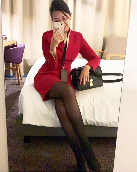 Instagram 上的 👩🏻‍💼 AFA since 2016：「 Follow ✈️ @asianflightattendant with @luvsally_12_ 🇹🇼 at @cathaypacific… 」 Cathay Pacific Flight Attendant, Airline Uniforms, Flight Attendant Fashion, Flight Attendant Uniform, Cathay Pacific, Wonder Woman Costume, Flight Attendants, Door Glass, Stocking Tights