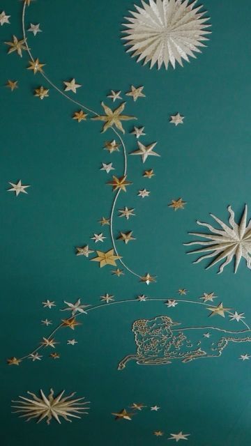 de Gournay on Instagram: "The entryway of our New York City showroom is crowned with ‘Celestial Atlas’, an enchanting homage to Grand Central Station’s distinctive vaulted ceiling that is entirely rendered in intricate hand-embroidery and hand-beading.   Appearing to shimmer in three-dimension amidst clusters of metallic stars, majestic depictions of the constellations such as Orion, Pegasus, Musca Borealis, and Triangulum Majus are offset against a vivid green painted silk ground custom made to mirror the ceiling’s legendary hue. ____________________________⁣ #degournay #degournaywallpaper #interiordesign #handpainted #handpaintedwallpaper #handembroideredwallcovering #handembroidery" Wallpaper On Ceiling Hallway, Night Sky Ceiling, Star Mural, Celestial Ceiling, Statement Ceiling, Constellation Wall, De Gournay Wallpaper, Central Logo, Sky Ceiling