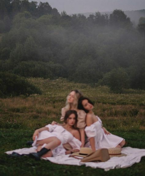 Fkn Gossip, Girlfriends Photoshoot, Whimsical Photoshoot, Fairy Photoshoot, Sisters Photoshoot Poses, Friendship Photoshoot, Sisters Photoshoot, Sister Photos, Shadow Photography