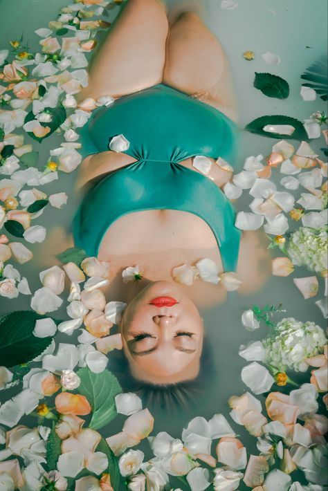 Aesthetic Pictures Plus Size, Plus Size Photography Aesthetic, Body Positive Photography Ideas, Plus Size Milk Bath Photos, Plus Size Body Positive Photography, Plus Size Water Photoshoot, Plus Size Aesthetic Photography, Body Positive Photography Aesthetic, Plus Size Portrait Photography