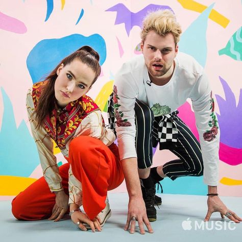 Dance-Pop Duo Sofi Tukker ✨⭐️💫 SOFI TUKKER on Twitter: "❤ 🙏🙏🙈🙈THANKS @AppleMusic 👩🏻 🎤👨🏼 🎤" Sofi Tukker, Underrated Artists, You Rock My World, Dance Pop, Pink Photography, Soft Grunge Aesthetic, Press Play, Band Photos, Pop Dance