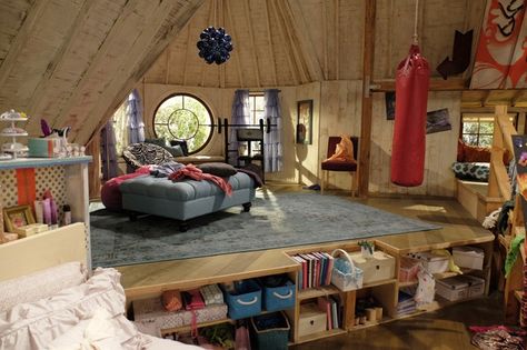 Cyd and Shelby's Room from Best Friends Whenever Disney Channel Rooms, Disney Channel Bedrooms, Best Friends Whenever Cyd And Shelby, Friend Apartment Ideas, Best Friend Apartment Ideas, Best Friend Apartment, Cool Girl Room, Cool Girl Rooms, Bedroom Cute