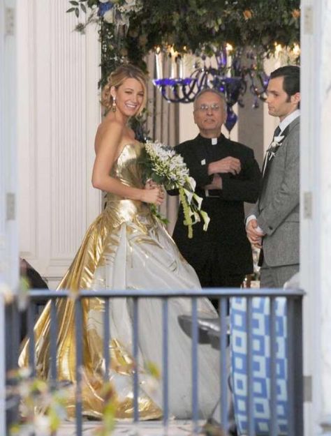 Dan and Serena! love them💘 Blake Lively Wedding Dress, Gossip Girl Wedding, Blake Lively Wedding, Gossip Girl Season 6, Movie Wedding Dresses, Gossip Girl Serena, Izzie Stevens, Gold Wedding Gowns, Tv Weddings