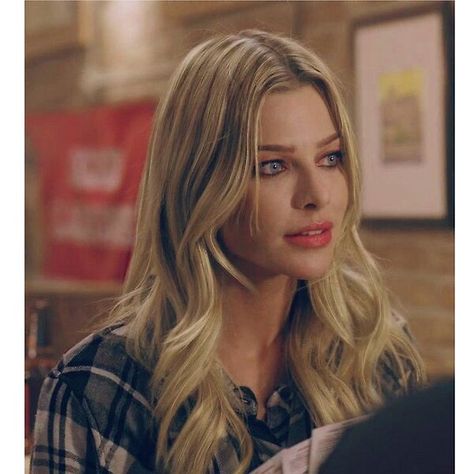 The beautiful Lauren German as Chloe Decker Lauren German Wallpaper, Leslie Shay Chicago Fire, Matt Casey Chicago Fire, Leslie Shay, Lucifer Cast, Aimee Garcia, Chloe Decker, Honey Bun, Lauren German