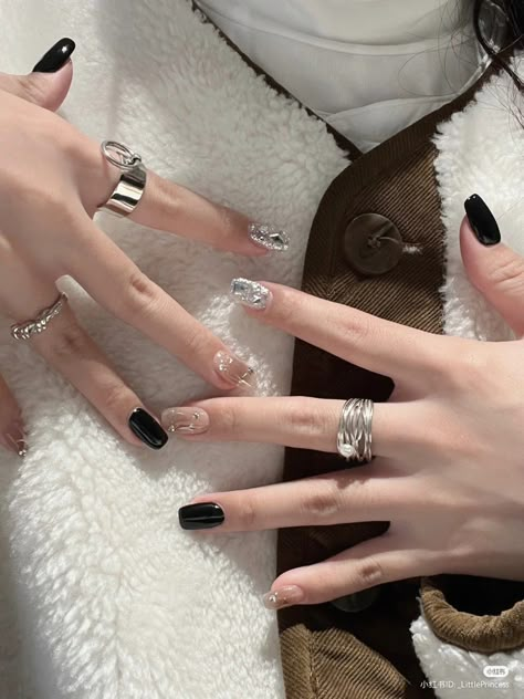 Black Nails Japanese, Acubi Nails Idea, Korean Square Nails, Acubi Nail Designs, Acubi Nail Art, Nail Korean Style Black, Nail Art Black And Silver, Korean Nail Art Black, Black Korean Nails