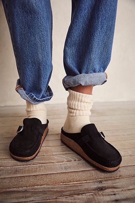 Mules And Socks, Birkenstock Buckley Outfit Women, Buckley Birkenstocks, Buckley Birkenstocks Outfit, Birkenstock Buckley Outfit, Mules With Socks, Birkenstock Naples, Socks And Birks, Birkenstocks With Socks