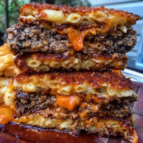 Grilled Mac And Cheese, Mac And Cheese Burger, Cooking Lifestyle, Cheese Buns, Van Doren, Cheese Burger, Burger Recipe, Cook Off, Mac N Cheese