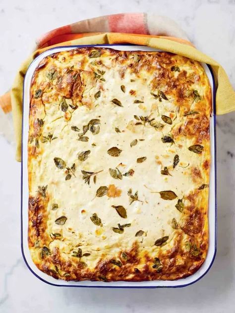 Veggie Bake, Vegetarian Casserole, Chicken Tikka Masala Recipes, Table D Hote, Resep Salad, Baked Veggies, Vegetarian Bake, Diner Recept, Jamie Oliver Recipes