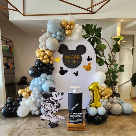 Sims Luv Creations (@simsluvcreations) • Instagram photos and videos Mickey Mouse 2nd Birthday Party, Gold Wedding Reception Tables, Mickey Mouse 2nd Birthday, Mickey Birthday Cakes, Moms 60th, Mickey First Birthday, Gold Birthday Decorations, Mickey Mouse Decorations, Mickey Mouse Balloons