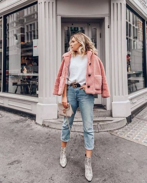 Pink sherpa jacket. Quoi Porter, Bohol, Jacket Outfit, Modieuze Outfits, Valentine's Day Outfit, Pink Jacket, Trend Fashion, Latest Outfits, Faux Fur Jacket