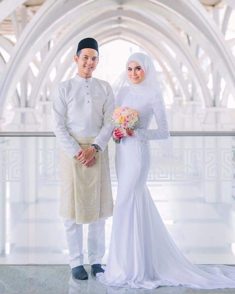 Baju nikah putih Malay Wedding Dress, Wedding Dresses Muslim, Korean Wedding Dress, Nikah Outfit, Muslimah Wedding Dress, Nikah Dress, Muslimah Wedding, Hijab Wedding Dresses, Muslim Wedding Dresses