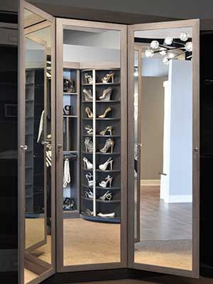 360 Mirror Closet, Corner Closet With Mirror, 3 Way Mirror Dressing Room, Walk In Closet Mirror Door, Three Way Mirror Closet, Closet Mirror Ideas, Mens Conference, Stand Alone Closet, Three Way Mirror