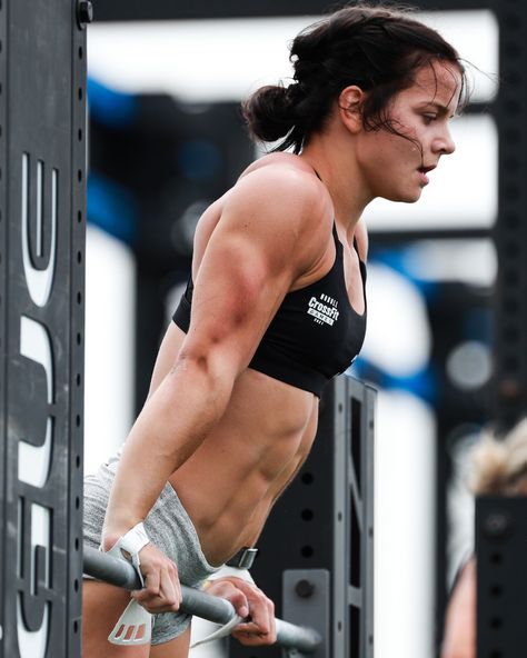 At 18 years old, Mallory O’Brien is the youngest athlete to win the CrossFit Open. The title was previously held by Annie Thorisdottir, who won the Open in 2011 at 21 years old. Mal O'brien, Mal O'brien Crossfit, Crossfit Woman Body, Mallory O'brien, Dieting Quotes, Annie Thorisdottir, Girls With Muscles, Female Crossfit Athletes, Crossfit Body