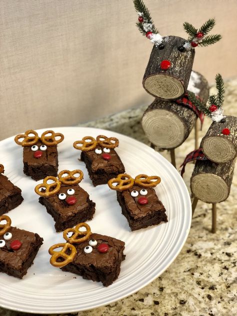 Turning an ordinary tray of brownies into a whole herd of reindeer is a great way to spend time with the family, and it’s oh so simple. We’ll show you how it’s done! Reindeer Brownies, Reindeer Food Recipe, Reindeer Brownie, Kids Christmas Treats, Decorated Brownies, Christmas Tree Brownies, Brownie In A Mug, Christmas Tray, Reindeer Food