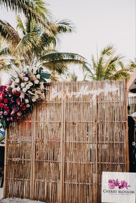 Diy Bamboo Backdrop, Bamboo Wall Divider, Bamboo Decor Ideas Wedding, Bamboo Photo Backdrop, Bamboo Backdrop Wedding, Bamboo Backdrop Ideas, Bamboo Photo Booth, Beach Backdrop Ideas, Bamboo Wedding Decor