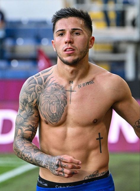 Soccer Player Tattoos, Soccer Tattoos, Football Tattoo, Enzo Fernandez, Argentina National Team, Chelsea Fans, Chelsea Football Club, Street Fashion Men Streetwear, Guys Clothing Styles