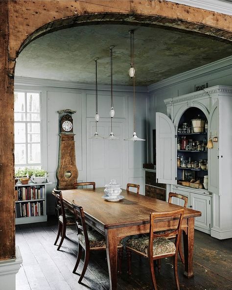 House & Garden on Instagram: “With a characteristic respect for the fabric of this eighteenth-century house in Bath, designer Patrick Williams of…” Gravity Home, Traditional Baths, Interior Minimalista, Rustic Dining Room, Georgian Homes, Farmhouse Dining Room, Farmhouse Dining, Rustic Dining, Wooden Table