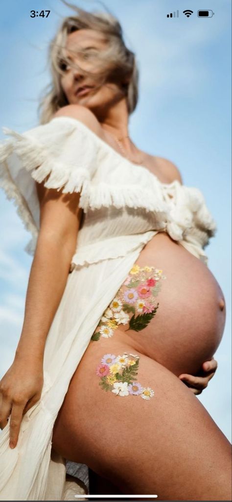 Flowers On Belly Maternity, Flowers On Pregnant Belly, Maternity Art Paintings, Painted Belly Maternity Photos, Maternity Flower Photoshoot, Maternity Belly Painting, Manifesting Pregnancy, Pregnancy Belly Painting, Floral Maternity Shoot