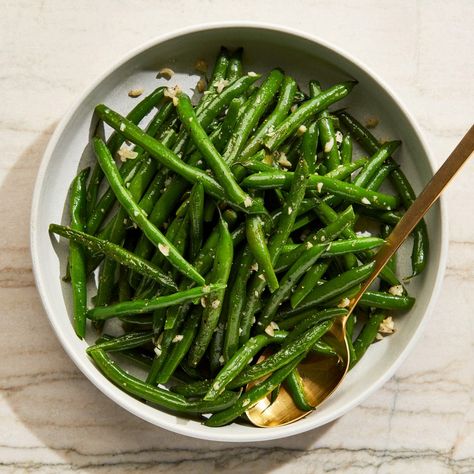 Easy Green Bean Recipes, Garlicky Green Beans, Brunch Sides, Blanching Green Beans, Easy Green Beans, Beans Recipes, Best Thanksgiving Side Dishes, Green Beans Recipe, Produce Recipes