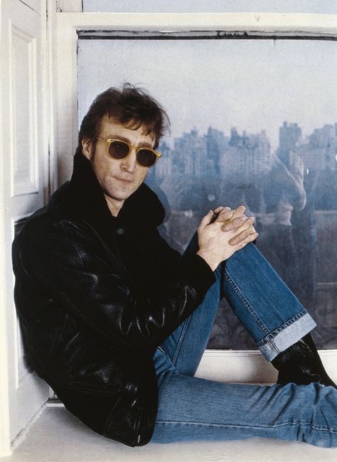 Vogue Editors Pick Favorite Boyfriend Jeans from History John Lennon 70s, John Lennon Quotes, Young Elvis, John Lennon And Yoko, Imagine John Lennon, John Lennon Beatles, Beatles John, Yoko Ono, Annie Leibovitz