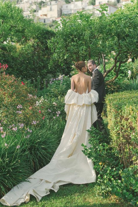 French Country Wedding Dress, Vogue Wedding Aesthetic, Vogue Wedding Photography, Vintage Italian Wedding Dress, Venus Photoshoot, Wedding Dress Italy, Modern Italian Wedding, Italy Wedding Aesthetic, Amalfi Wedding