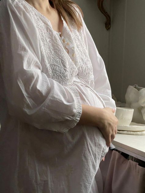 Pregnant Women Aesthetic, Pregnant Woman Aesthetic, Preggy Mom, Pregnant Aesthetic, Home Maternity Photography, Pregnancy Timeline, Siblings Funny, Pregnant Lady, Dresses For Pregnant Women