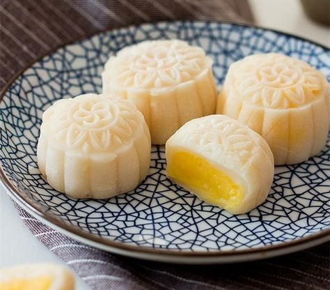 Moon Cake Recipe, Mooncake Recipe, Moon Cakes, Chinese Dessert, Custard Filling, Asian Desserts, Mooncake, Moon Cake, Food Cakes