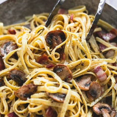 Parmesan Bacon Mushroom Fettuccine | lecremedelacrumb.com Mushroom Fettuccine, Pasta Bacon, Mushroom Dishes, Bacon Mushroom, Bacon Stuffed Mushrooms, Pasta Fatta In Casa, Easy Pasta Recipes, Easy Pasta, Main Meals