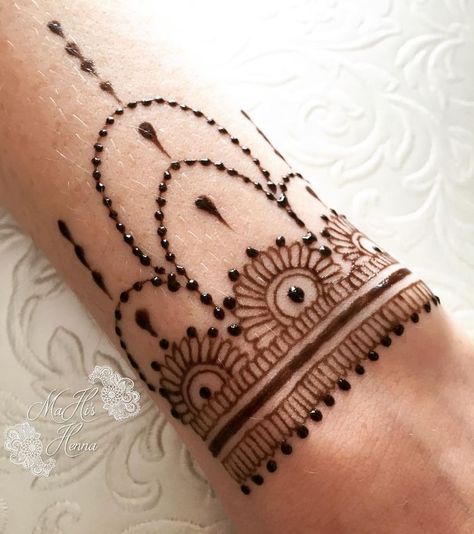 Henna Wrist, Henna Designs Arm, Henna Hand Designs, Small Henna Designs, Henna Tattoo Design, Henne Tattoo, Wrist Henna, Cute Henna Tattoos, Henna Style Tattoos