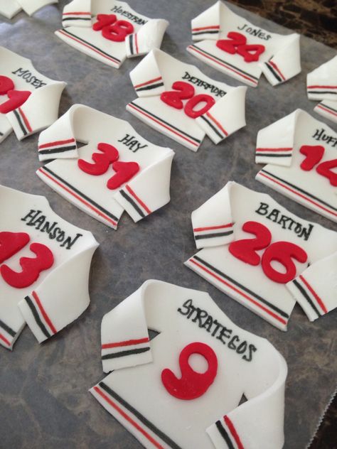 Fondant Ice Hockey cupcake toppers                                                                                                                                                                                 More Hockey Treats, Hockey Banquet, Hockey Cupcakes, Hockey Cake, Soccer Snacks, Diy Cookies, Hockey Cakes, Hockey Birthday Parties, Hockey Crafts