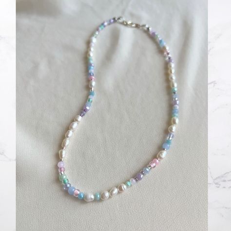 2mm Bead Necklace, Pastel Beaded Necklace, Beading Ideas Jewelry, Blue Beads Necklace, Seed Beads Necklace, Pastel Jewelry, Pastel Necklace, Cute Friendship Bracelets, Pastel Beads