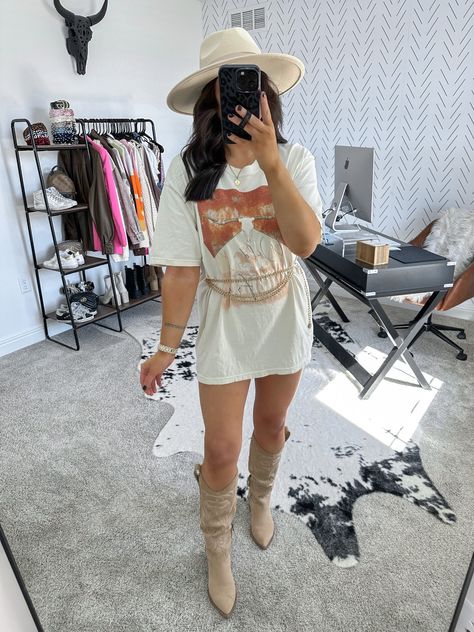 Country Concert Outfit Long Shirt, Country Chain Belt, Oversized Shirt Dress With Belt, Nashville Tshirt Dress, Oversized Tee Concert Outfit, Cowgirl Tshirt Dress, T Shirt Dress Western Outfit, Country Concert Outfit Tshirt Dress, Country Concert Oversized Shirt