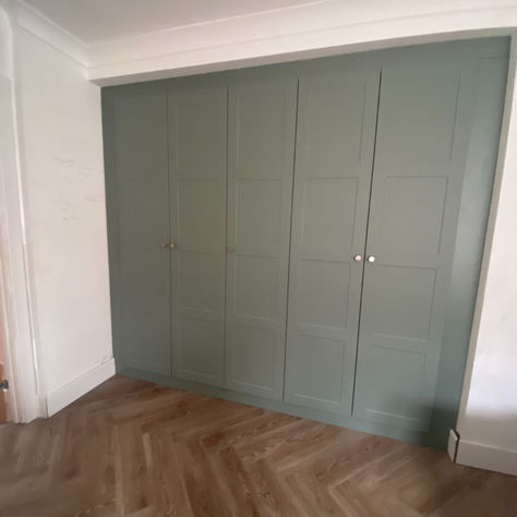 Green Shaker fitted wardrobe Wardrobe Exterior, Diy Fitted Wardrobes, Floor To Ceiling Wardrobes, Bedroom Furniture Uk, Fitted Wardrobe, Fitted Bedroom Furniture, Fitted Bedrooms, Wardrobe Solutions, Shaker Doors