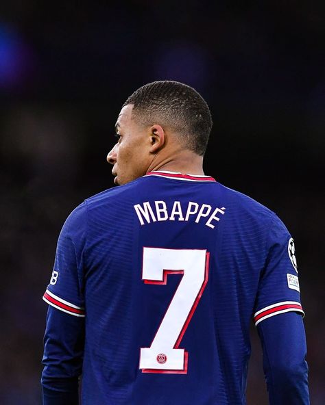 K Mbappe, Cute Football Players, Football Images, Arsenal Football, Kylian Mbappe, Football Lovers, Soccer Pictures, Football Pictures, Paris Saint