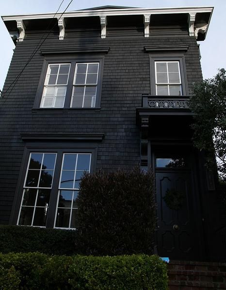 matte black house ~ Pacific Heights, San Francisco ∞ Siding Types, Black And White House Exterior, Dark Houses, Black Exteriors, Matte Black House, Villa Renovation, Black Architecture, Black Building, White Exterior Houses