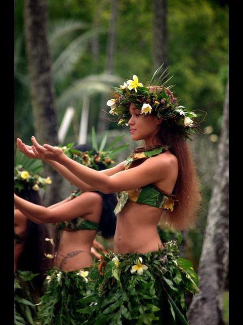 HULA HANDS Tahitian Costumes, Polynesian Dance, Tahitian Dance, Hawaiian Woman, Hawaii Hula, Hawaiian Dancers, Polynesian Art, Hula Dance, Hula Dancers